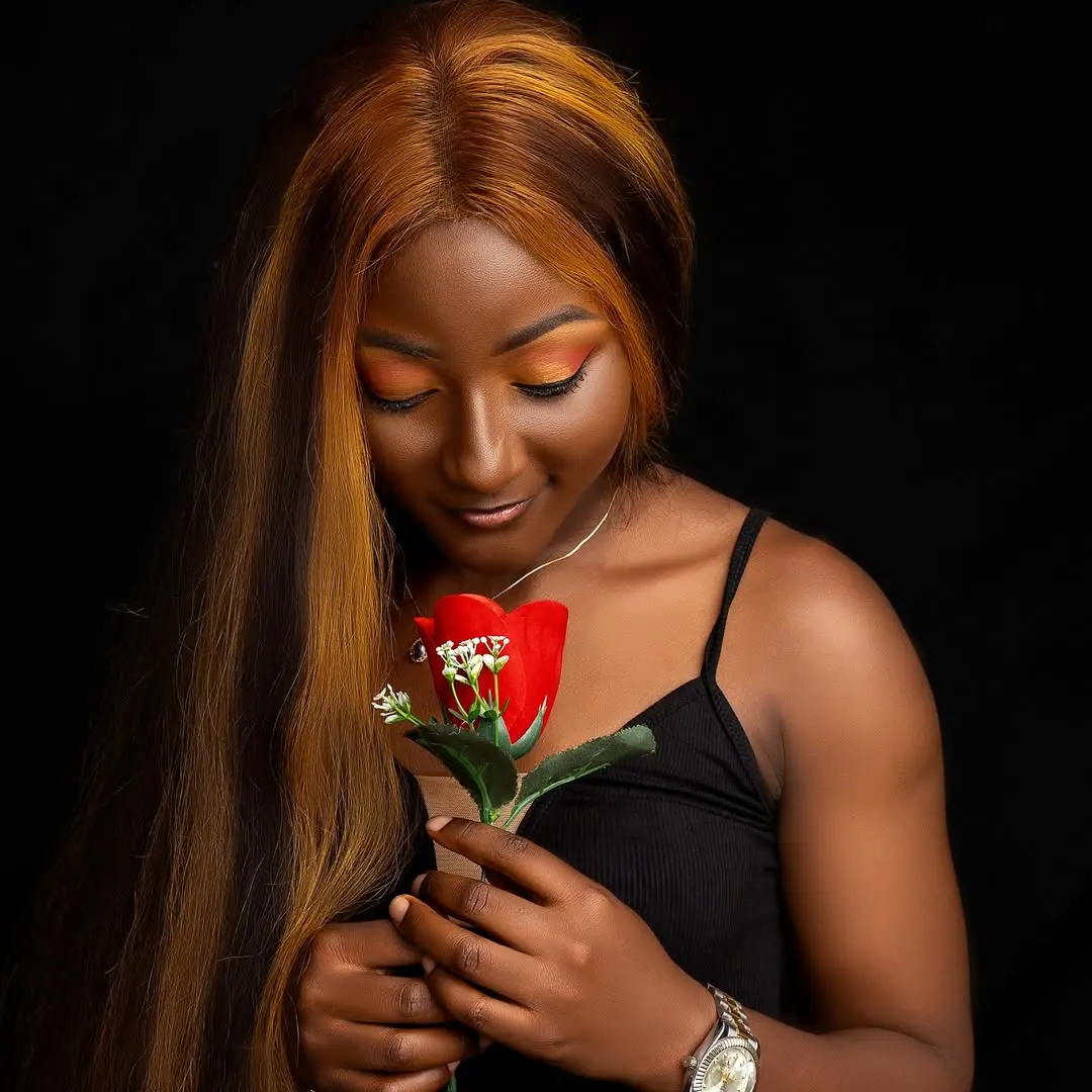Portrait d'une femme tenant une rose